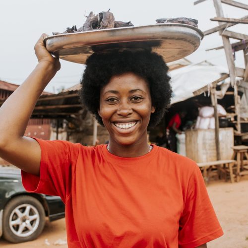 coup-moyen-femme-transportant-de-la-nourriture-sur-la-tete