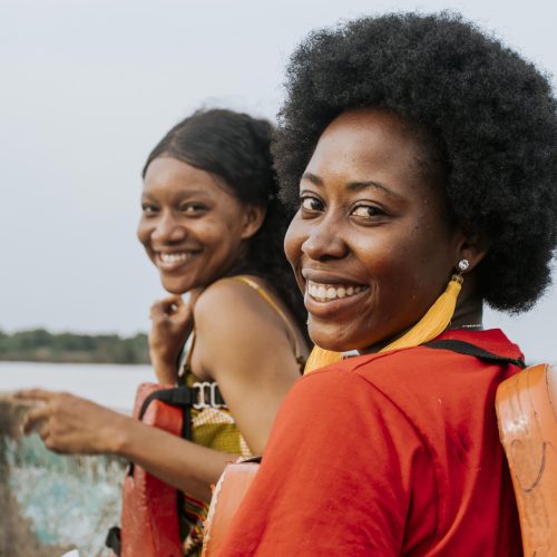 femmes-smiley-coup-moyen-posant